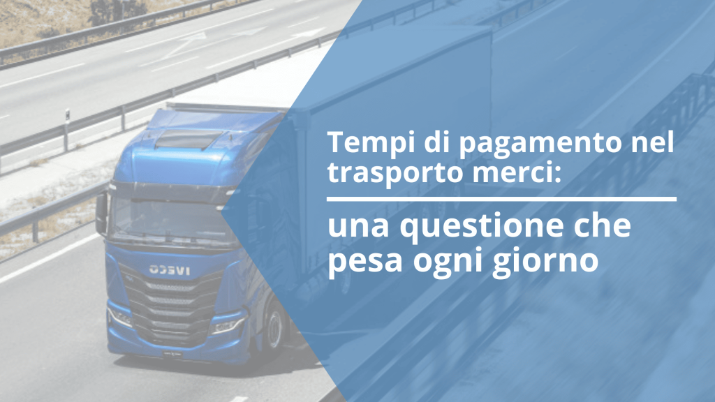 Nel mondo del trasporto merci su strada, il problema dei pagamenti in ritardo non è una novità. Per molte aziende e per tanti autotrasportatori è una realtà con cui fare i conti ogni mese: fatture emesse, lavori conclusi, ma incassi che arrivano tardi, a volte troppo tardi. Nel frattempo, però, il gasolio va pagato, i mezzi mantenuti e gli stipendi rispettati. È in questo contesto che si inseriscono la Legge 18 luglio 2025 n. 105 e la circolare n. 4505 del 19 novembre 2025 del Comitato Centrale dell’Albo nazionale degli autotrasportatori. Non cambiano tutto da un giorno all’altro, ma segnano un passo in avanti importante nel tentativo di rimettere ordine su un tema che da anni crea squilibri nel settore. Cosa dice davvero la Legge 105/2025 Partiamo da un punto fermo: il termine massimo di pagamento resta di 60 giorni dalla data di emissione della fattura. Questo non è cambiato. La legge non introduce nuove scadenze né eccezioni particolari. La vera novità sta nel fatto che il legislatore ha deciso di rafforzare i controlli e le conseguenze per chi non rispetta sistematicamente questo limite. Quando i ritardi non sono casi isolati, ma diventano una prassi diffusa e ripetuta nel tempo, il comportamento del committente può essere considerato un abuso. In altre parole, non si parla più solo di “brutte abitudini”, ma di pratiche che possono avere conseguenze serie. La circolare 4505: chiarimenti utili per chi lavora sul campo Con la circolare n. 4505 del 19 novembre 2025, il Comitato Centrale dell’Albo degli Autotrasportatori ha voluto spiegare in modo chiaro come si applicano queste novità. Il messaggio è diretto: i 60 giorni restano il riferimento unico e non sono negoziabili. La circolare serve anche a dare indicazioni pratiche alle imprese di trasporto, chiarendo che oggi esistono strumenti concreti per segnalare situazioni di ritardo cronico e ottenere l’intervento delle autorità competenti. Quando entra in gioco l’Autorità Garante della Concorrenza e del Mercato Uno degli aspetti più rilevanti della nuova disciplina riguarda il ruolo dell’Autorità Garante della Concorrenza e del Mercato (AGCM). La legge consente all’Autorità di avviare verifiche non solo di propria iniziativa, ma anche: • su segnalazione diretta dell’impresa che subisce il ritardo • su segnalazione del Comitato Centrale dell’Albo Questo significa che le aziende di trasporto non sono più lasciate sole davanti a committenti che pagano tardi in modo sistematico. Le sanzioni: un segnale chiaro alla committenza Se l’AGCM accerta un abuso, le conseguenze per il committente possono essere pesanti. Nei casi più gravi, le sanzioni possono arrivare fino al 10% del fatturato annuo dell’impresa responsabile. È un segnale forte, pensato per colpire quei comportamenti che, nel tempo, hanno scaricato sui trasportatori il peso finanziario dell’attesa, mettendo in difficoltà soprattutto le aziende più piccole. Come segnalare i ritardi nei pagamenti La circolare spiega anche come muoversi in pratica. Le imprese che subiscono ritardi reiterati possono inviare una segnalazione al Comitato Centrale tramite PEC, all’indirizzo albo.autotrasporto@pec.mit.gov.it. Alla segnalazione va allegata una documentazione precisa, che serve a dimostrare che il problema non è occasionale ma continuativo. In particolare: • una dichiarazione sostitutiva di fatto notorio • una tabella obbligatoria con l’indicazione dei committenti segnalati • una seconda tabella facoltativa ma consigliata, per fornire un quadro più completo • l’elenco delle fatture pagate in ritardo e di quelle scadute e non ancora saldate È importante che i dati facciano riferimento ad almeno sei mesi, così da rendere evidente la reiterazione del comportamento. Riservatezza e tutela delle imprese segnalanti Un aspetto fondamentale riguarda la riservatezza. Il Comitato Centrale ha chiarito che i dati saranno trattati nel pieno rispetto della privacy e che viene garantito l’anonimato all’impresa-vettore che segnala l’abuso. Questo punto è centrale, perché permette alle aziende di tutelarsi senza esporsi a possibili ritorsioni nei rapporti commerciali. Perché questa norma conta davvero per il settore Per chi lavora nel trasporto merci, il rispetto dei tempi di pagamento non è una questione teorica. È liquidità, è continuità operativa, è possibilità di programmare. Quando i pagamenti slittano, tutto il sistema si inceppa. Il rafforzamento della disciplina e il coinvolgimento diretto dell’AGCM rappresentano un tentativo concreto di riequilibrare i rapporti tra trasportatori e committenza, dando finalmente più peso a chi il servizio lo svolge. Guardare avanti con più strumenti e consapevolezza La circolare 4505 non risolve tutti i problemi, ma offre un quadro più chiaro e strumenti più efficaci. Conoscere queste regole permette alle aziende di trasporto di difendersi meglio e di affrontare i rapporti commerciali con maggiore consapevolezza. In un settore dove la puntualità è una regola imprescindibile, è giusto che lo sia anche nei pagamenti.